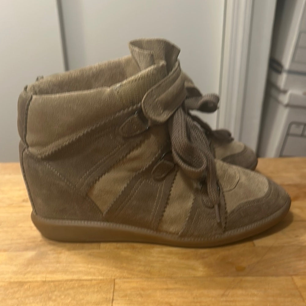 Stylish Brown Women's High-Top Bobby Sneakers